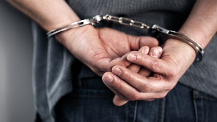 Profesor de sport, arestat pentru viol. Este acuzat că a întreţinut relaţii sexuale cu o elevă de 16 ani