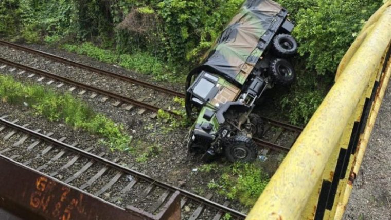 Un camion al unei coloane militare franceze s-a răsturnat de pe un pod peste calea ferată, la intrarea în Călimăneşti