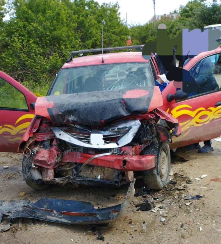 Accident în Argeş, cu două victime. Maşină avariată de un tractor