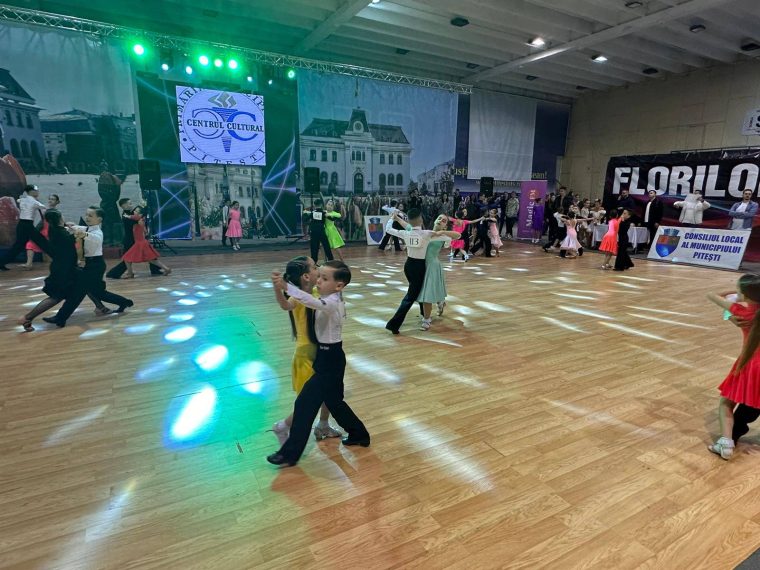 A început la Piteşti „Dansul Florilor”, concurs naţional de prestigiu