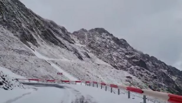 Zăpadă de 16 centimetri la Bâlea Lac. Ninge pe Transfăgărăşan