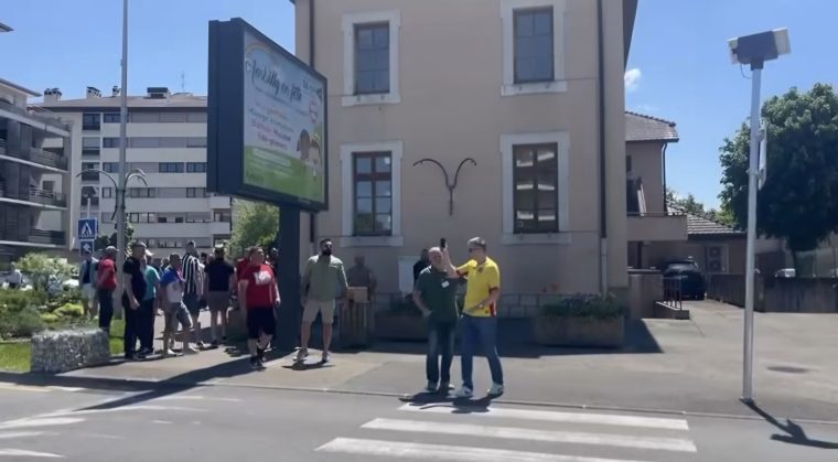 Un român susține că a fost agresat la o secție de votare din Franța