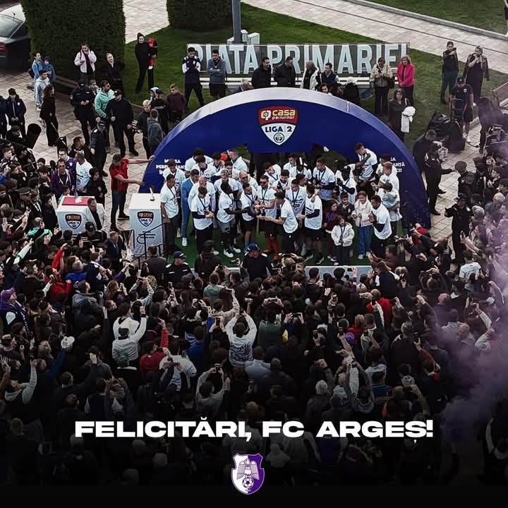 În Piața Primăriei Pitești, campionii ligii secunde au cântat cu suporterii!
