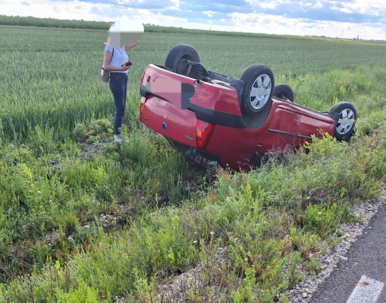 Accident în Argeș, cu o mașină răsturnată