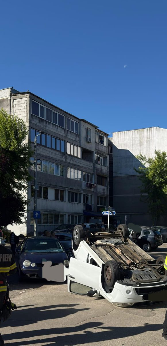 Accident la Pitești. Mașină răsturnată în Războieni