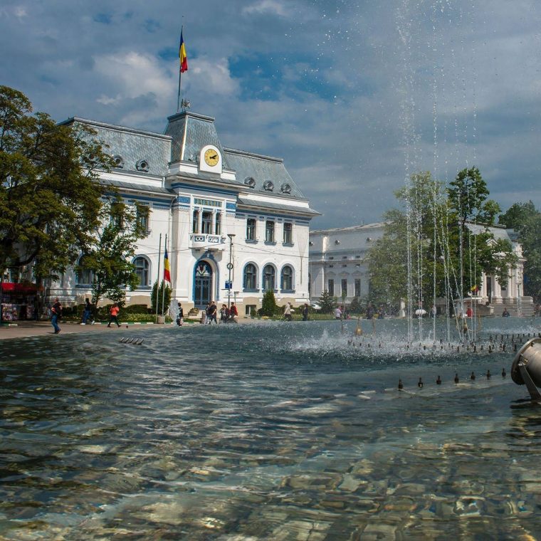 Fântâna muzicală din Piața Primăriei Pitești se redeschide, de vineri, 23 mai