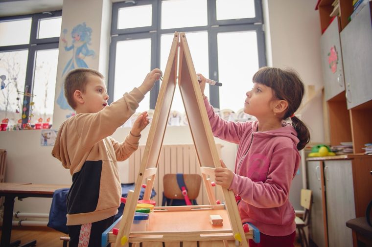 În Argeș, 2187 de copii, 352 de părinți și 66 de educatori beneficiază de sprijin prin programul „Start în educație”