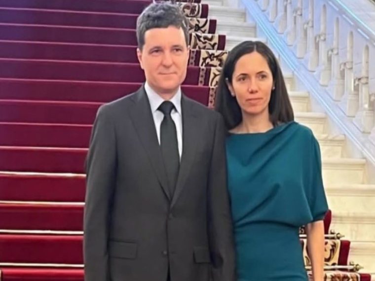 Partenera lui Nicușor Dan lucrează ca manager la compania franceză RENAULT