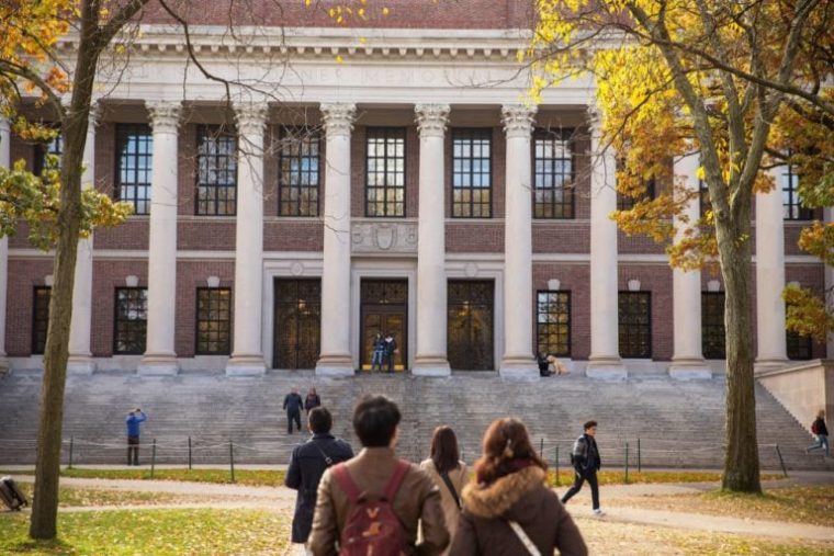 Administrația Trump retrage Harvardului dreptul de a primi studenți internaționali