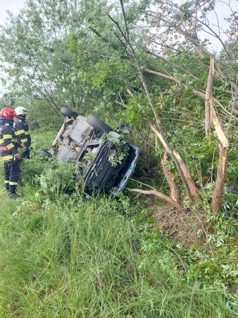 Accident în Argeș, la Mușătești. Mașină răsturnată