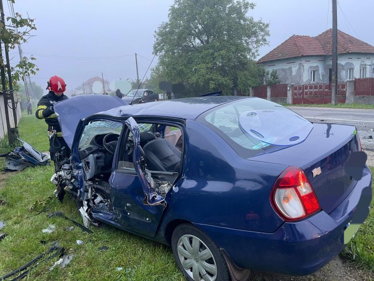 Accident în Argeș. Bărbat scos dintre fiarele mașinii