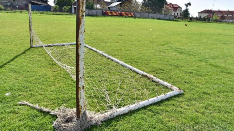 Băiețelul peste care s-a prăbușit o poartă de fotbal și-a revenit la un an după accident