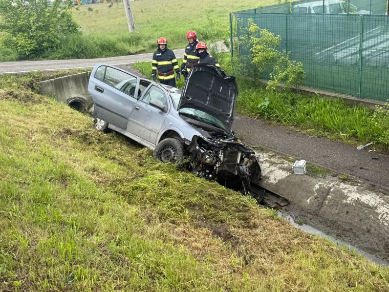 Video. Mașină răsturnată în Argeș, la Clucereasa. Cel de la volan are 80 de ani