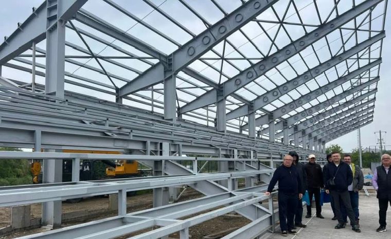 Lucrările la noul stadion cu nocturnă al comunei Bascov, în fază avansată