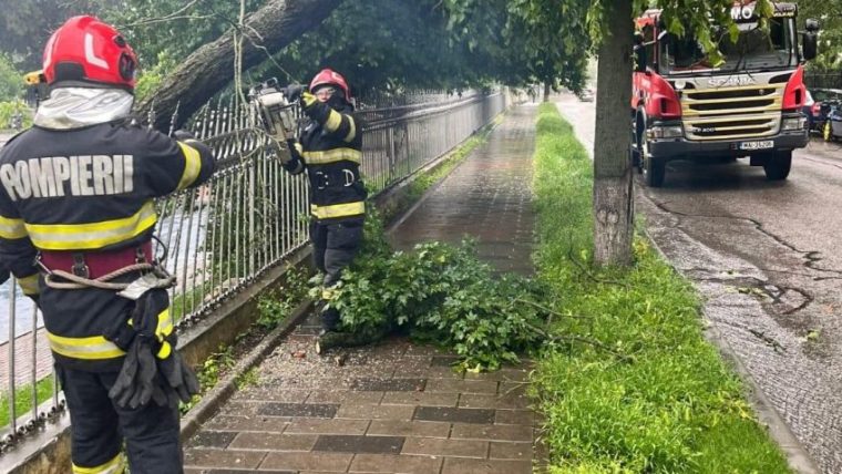 Mai multe drumuri naţionale sunt blocate temporar din cauza ploilor. Pompierii intervin în 16 judeţe