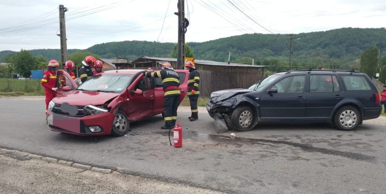 Accident în Argeș, la Davidești. Persoană blocată în mașina lovită