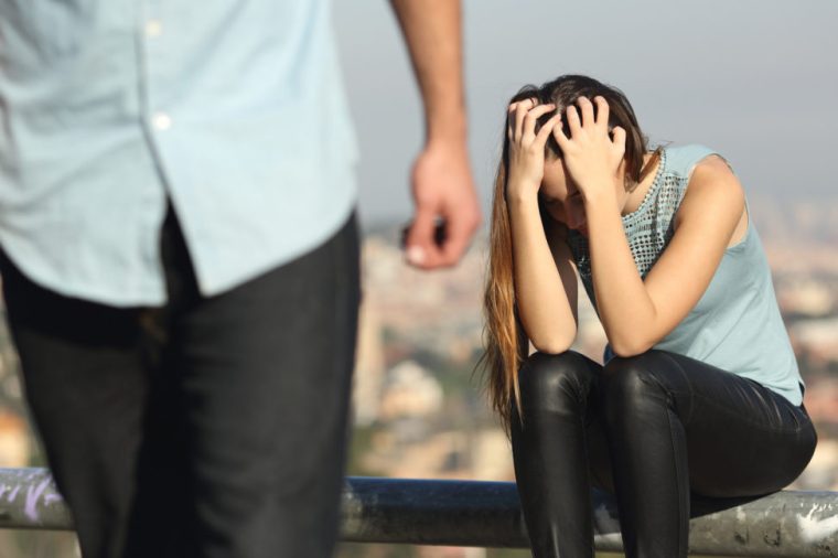 Agresor în cătușe după ce și-a lovit și violat concubina