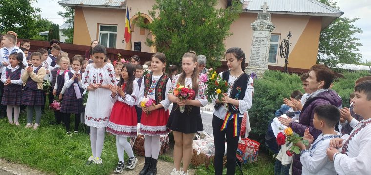Asociația Culturală „Rovine”, omagiu adus eroilor alături de elevii de la Țuțulești