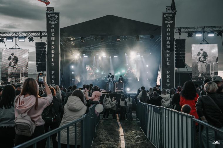 Nici ploaia nu i-a oprit! Festivalul Archanghels continuă și astăzi la Topoloveni cu parada motocicletelor și alte surprize