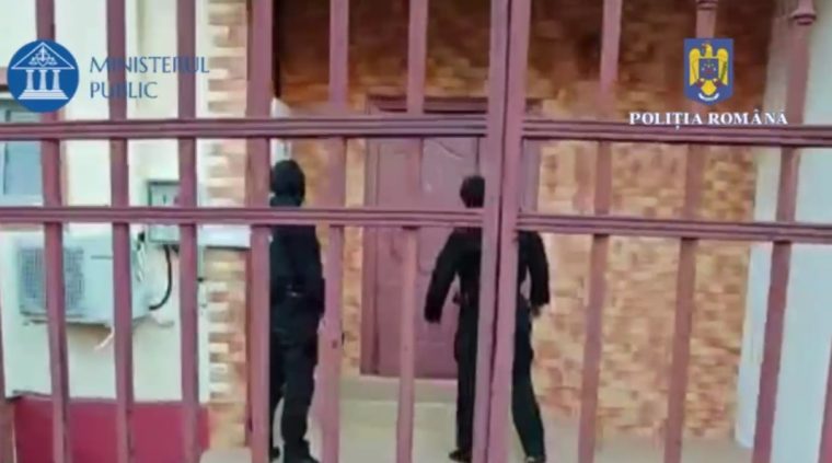 Percheziții în Argeș în două dosare. Pe cine vizează anchetatorii