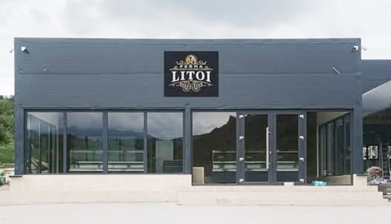 A ars în august anul trecut, a renăscut în mai 2025. S-a redeschis magazinul ”Ferma Liţoi”