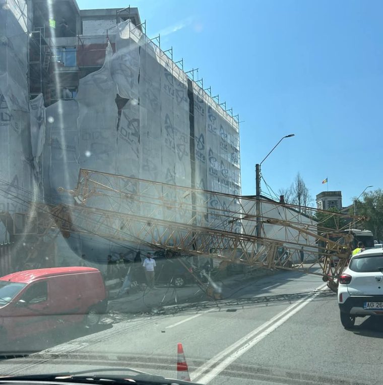 Macara căzută în Pitești, pe strada Smeurei. Trei benzi blocate
