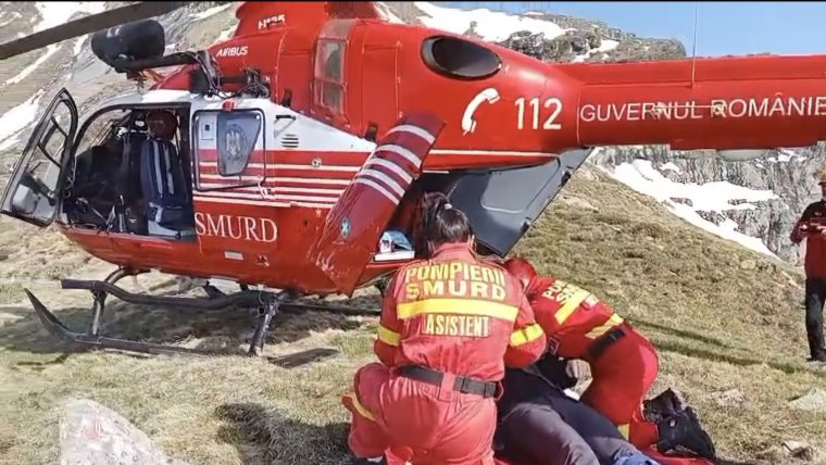 VIDEO. Bărbat căzut sub vf. Lespezi, luat cu elicopterul