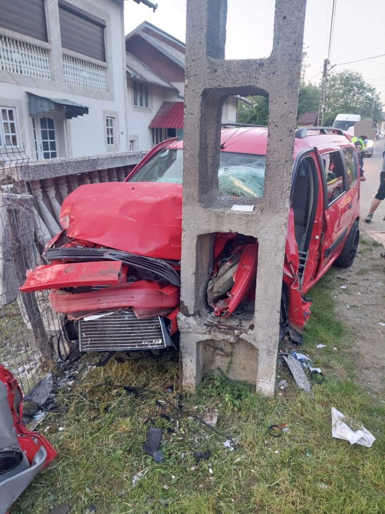 Argeș. A intrat în stâlp. Victimă încarcerată