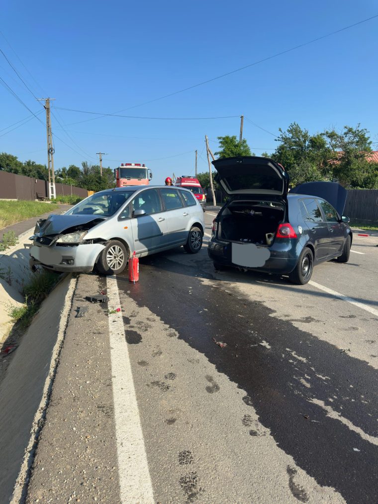 Accident în Argeș. Două persoane au ajuns la spital