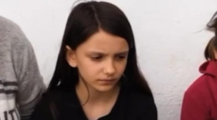 O fetiță plânge din cauza sărăciei! Mesaj emoționant