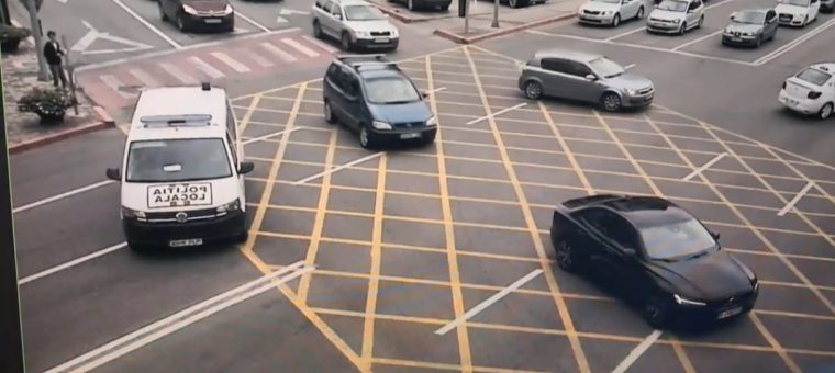 Pitești. O femeie a leșinat pe trecerea de pietoni. Polițiștii locali i-au acordat primul ajutor