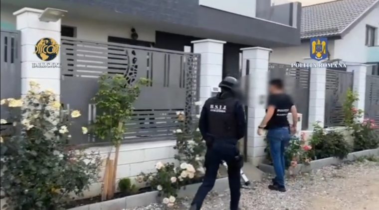 Video. Zeci de percheziții într-un dosar greu de trafic de persoane, proxenetism și spălare de bani