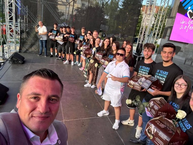 Tinerii din Mioveni care împlinesc 18 ani vor fi sărbătoriți de Zilele Orașului. Au început înscrierile