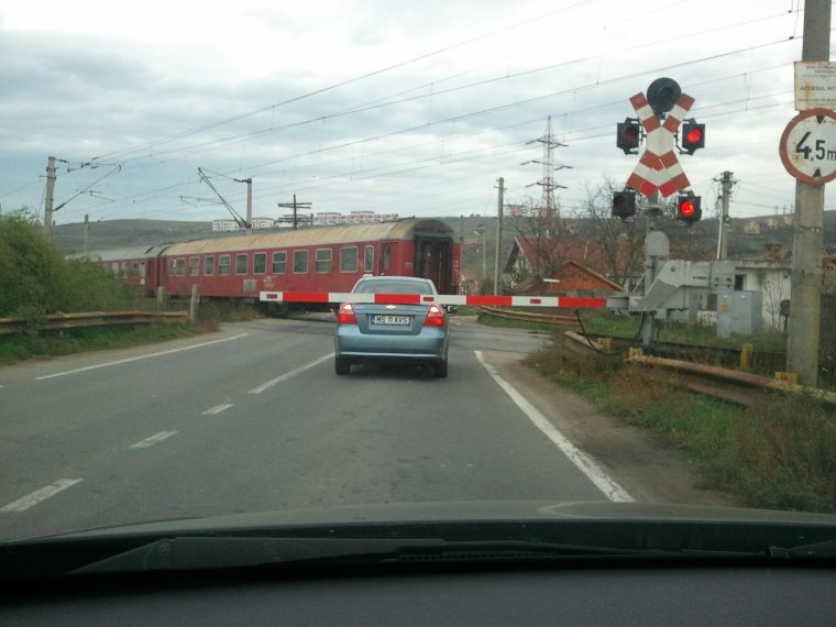A forțat trecerea la nivel cu calea ferată, ignorând barierele coborâte.  Ce a pățit „cascadorul”