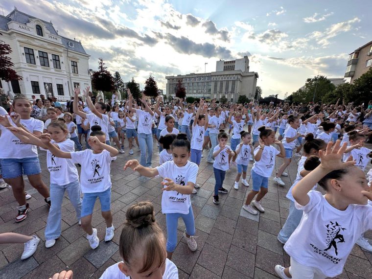 Piteşti. Mişcarea şi muzica au scos lumea în stradă