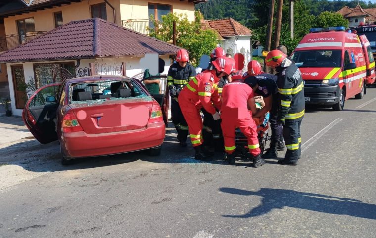 Accident în Argeş, la Stoeneşti. S-a izbit cu maşina de un gard