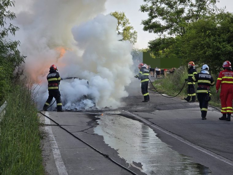 Video. O maşină a ars în Argeş, pe şosea!