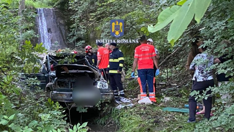 Accident la Arefu, în Argeș. Mașina – în râpă, doi răniți – la spital