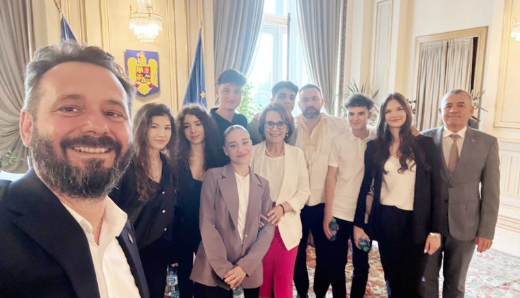 Mihai Coteţ i-a primit pe liceeni la Senat. „Ne-am asigurat că ştiu că vocea lor contează, că face diferenţa”