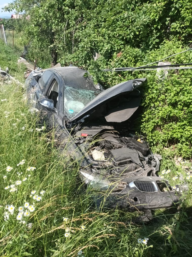 Accident în Argeș. A intrat cu mașina într-un stâlp