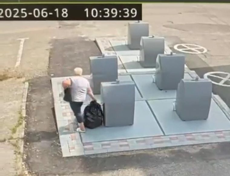 Așa nu! O piteșteancă și-a lăsat gunoiul lângă containere. Ce amendă a luat