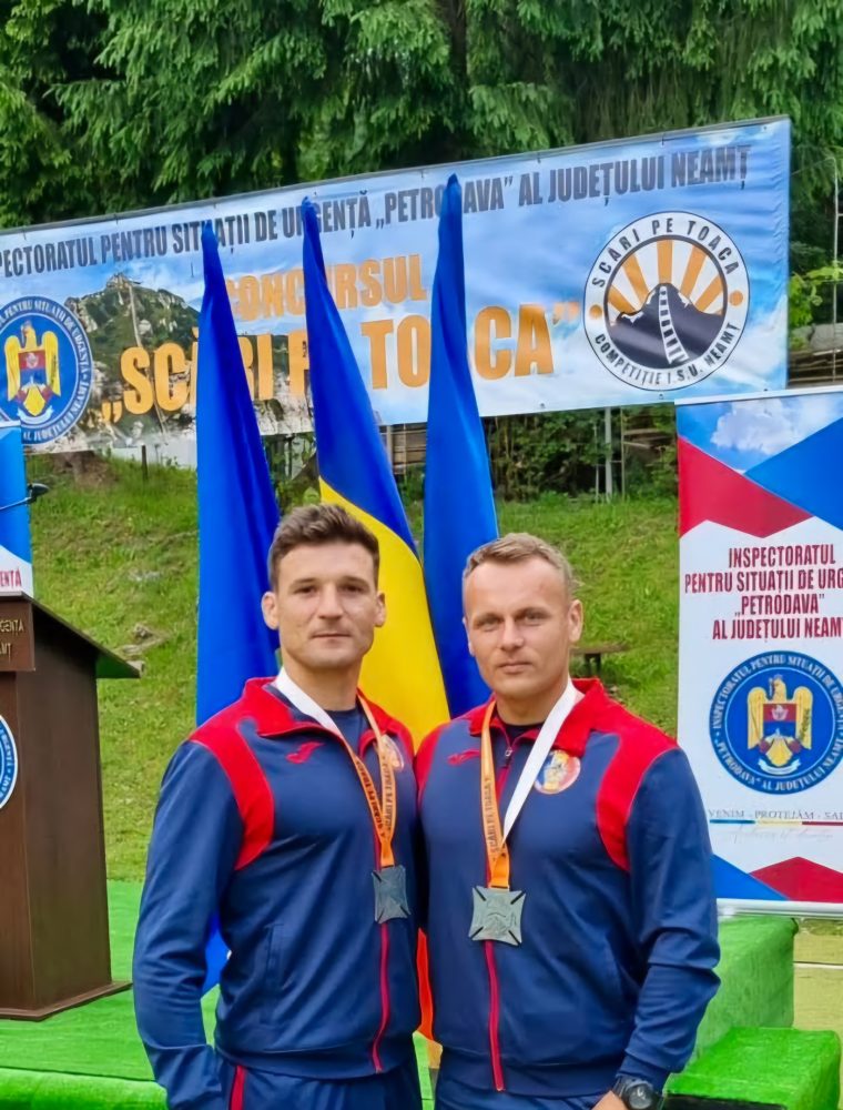 Competiție la înălțime! Doi pompieri argeșeni pe Vârful Toaca