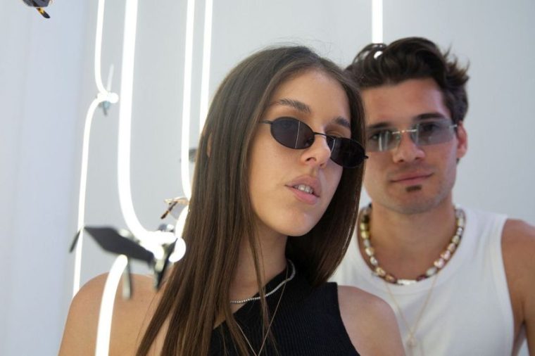 Ianis Hagi şi fiica lui Gheorghe Popescu au lansat un brand de ochelari de soare. Cât costă noul model
