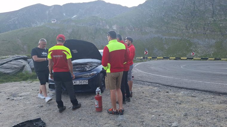 (Video) Mașină în flăcări, sub Cota 2000. Doi polonezi, soț și soție, au scăpat nevătămați