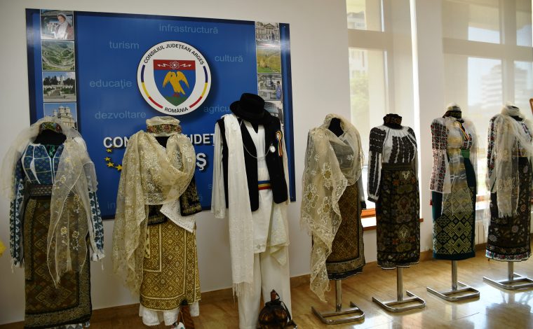 Colecție de costume populare vechi de peste 200 de ani expuse la Consiliul Județean Argeș