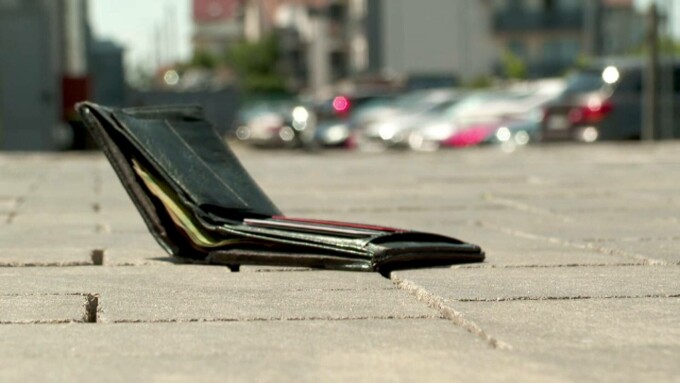 O tânără s-a ales cu dosar penal după ce a găsit un portofel cu aproape 6.000 de lei în parcarea unui magazine