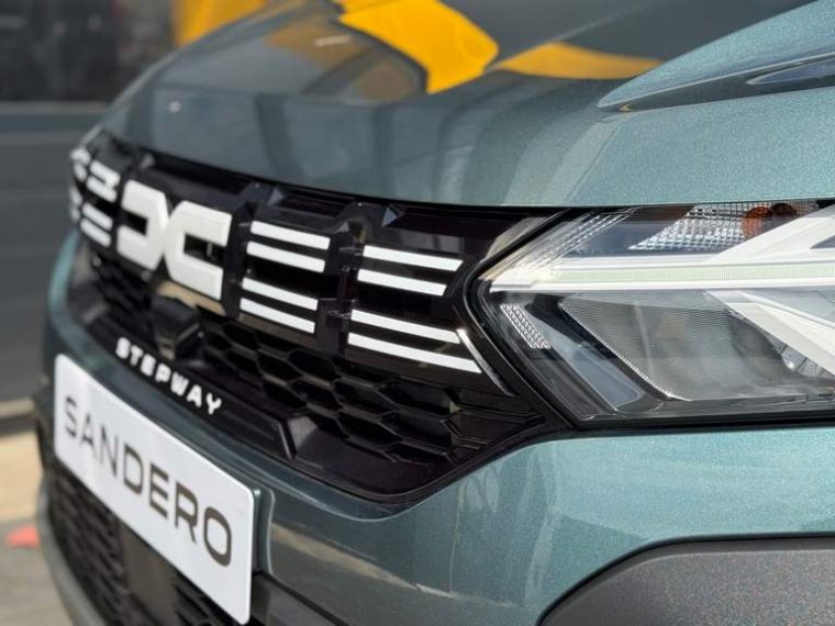 Dacia Sandero va primi motorizarea full hibrid