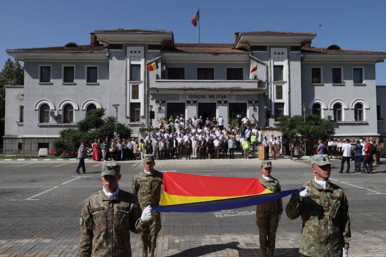 Gentea: „La mulți ani drapelului României și tuturor celor care îl respectă și îl onorează”
