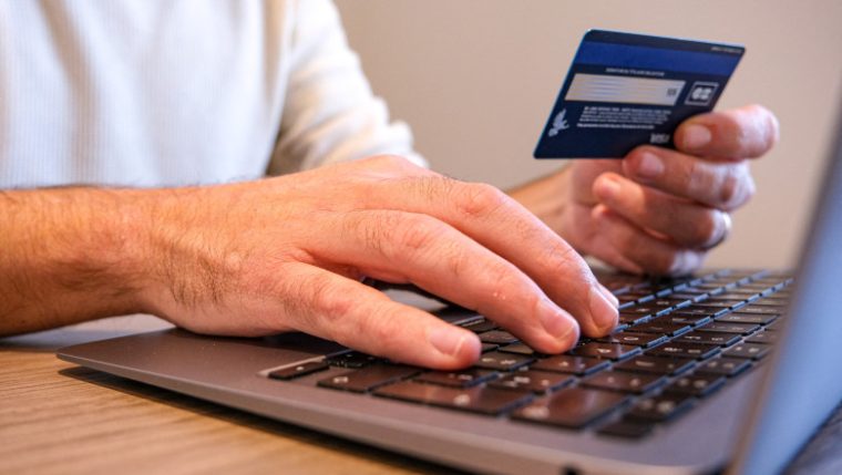 Argeș. Tânăr reținut după ce a făcut cumpărături online folosind datele din cardul altei persoane