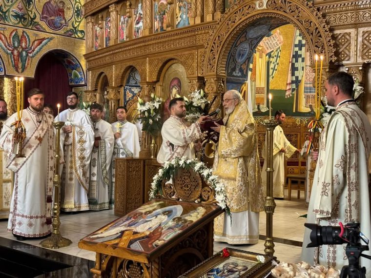 Slujbă de hram emoționantă la Catedrala „Sfinții Apostoli Petru și Pavel din Mioveni”